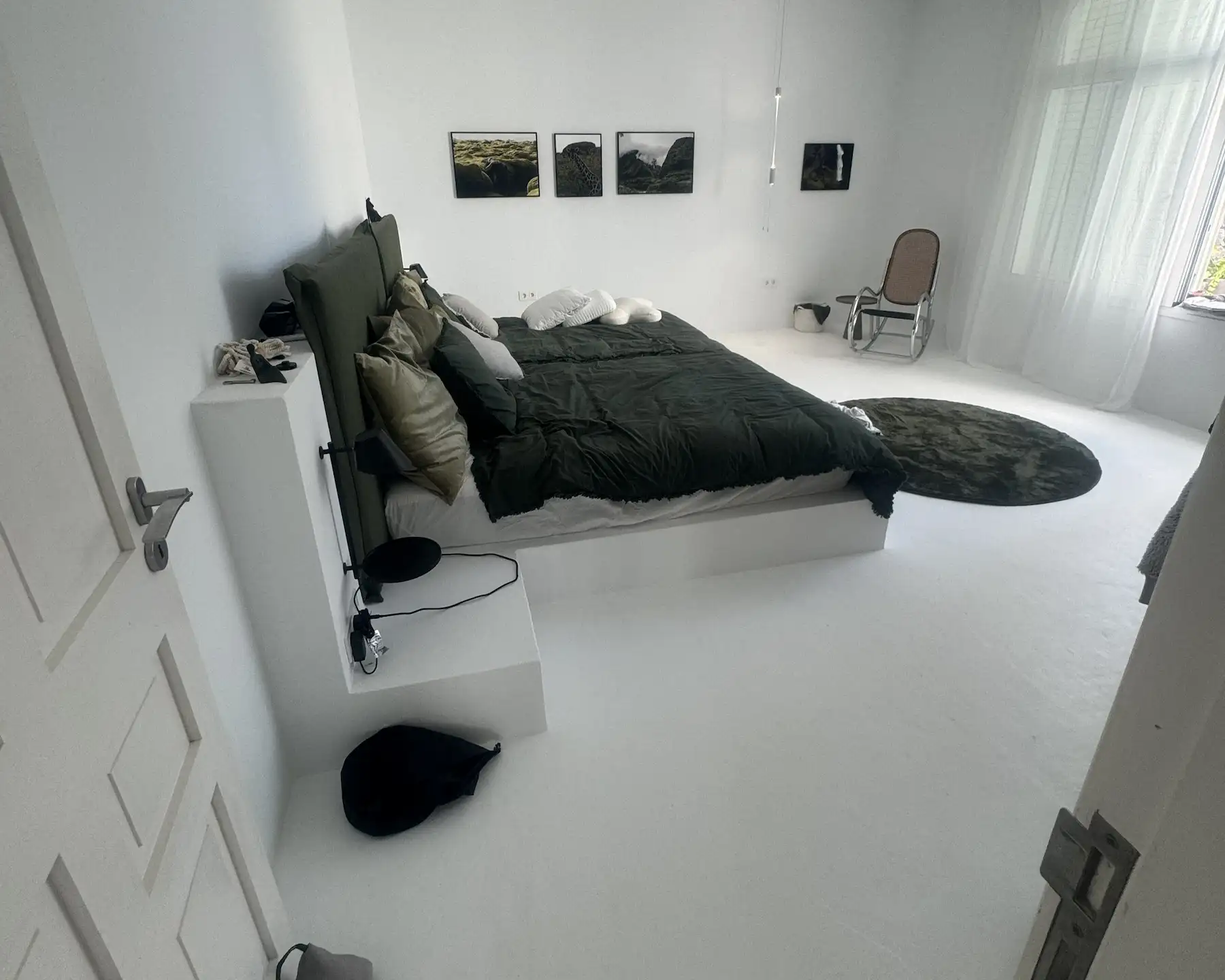 Detalles de acabados finales con pintura, iluminación y molduras en remodelación integral