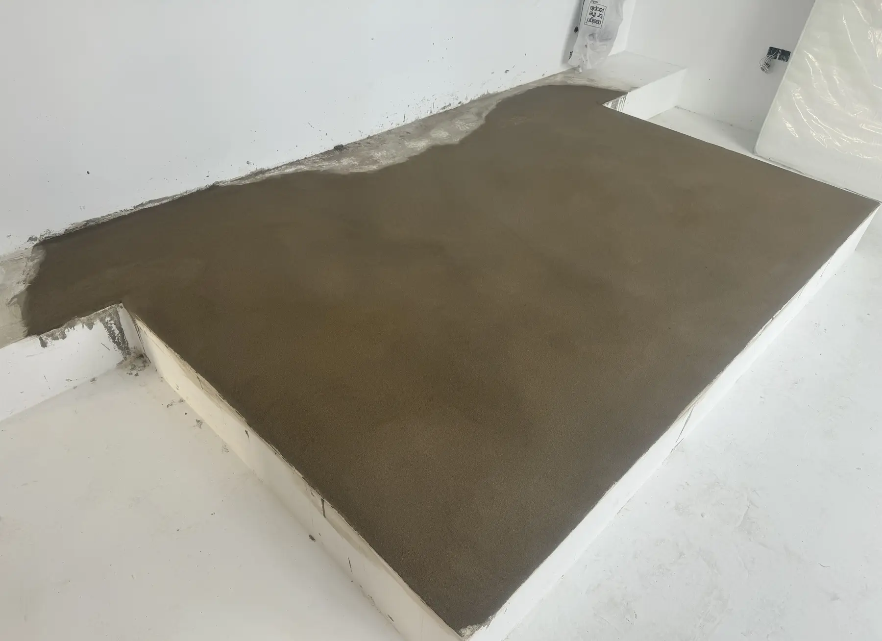 Trabajo de albañilería y tabiquería en progreso durante remodelación integral