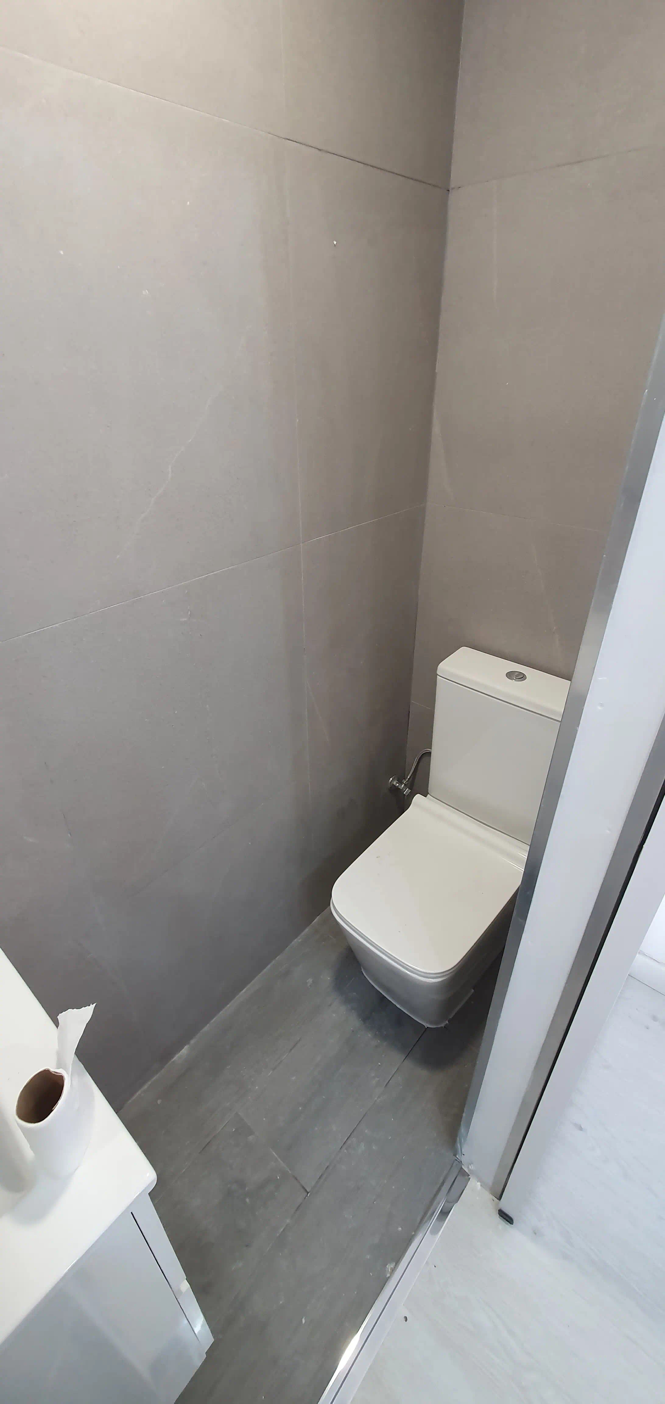 Nuevo aseo adaptado en antiguo armario empotrado con lavabo de 45 cm y puerta corredera flotante