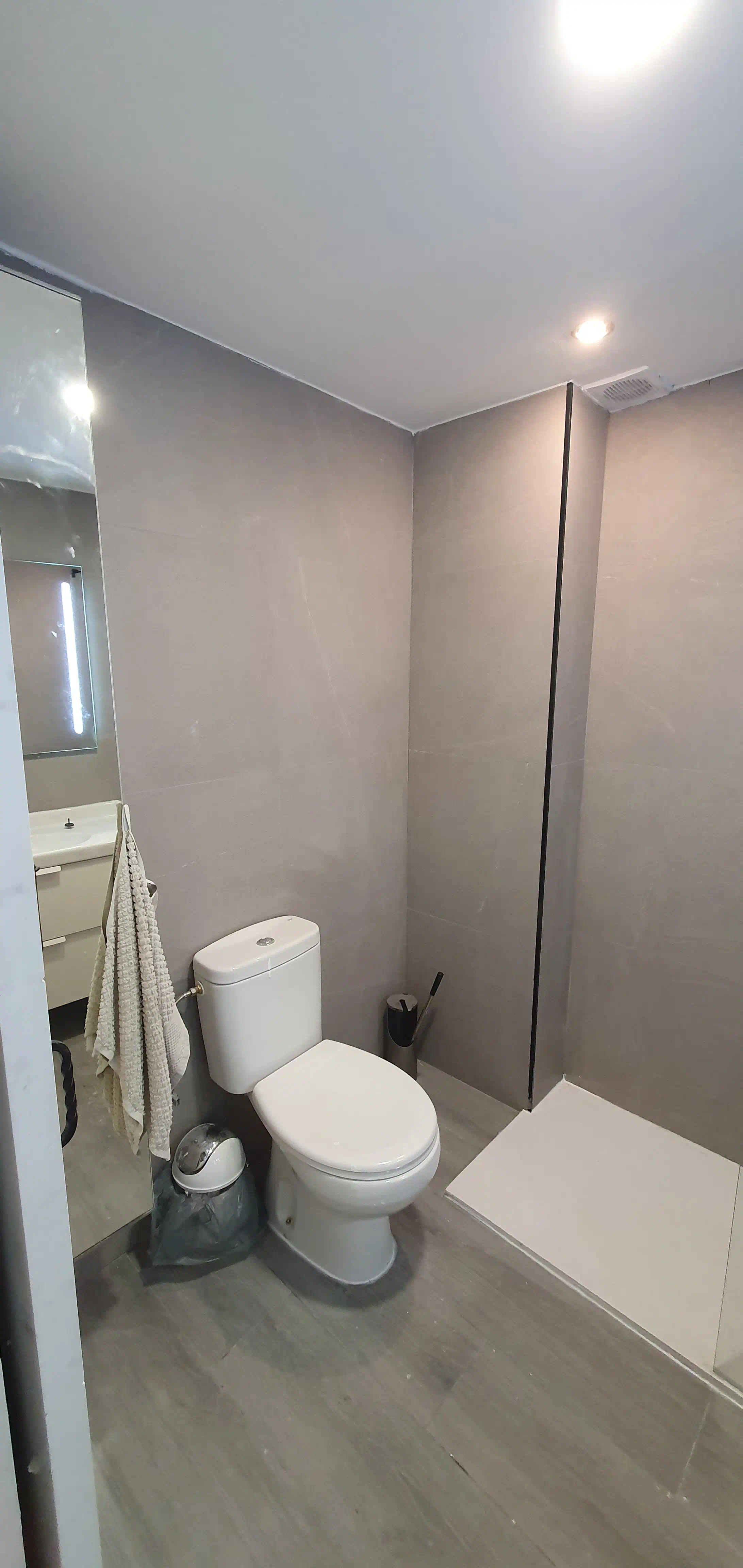 Baño principal finalizado con porcelanato gris cemento 60x60