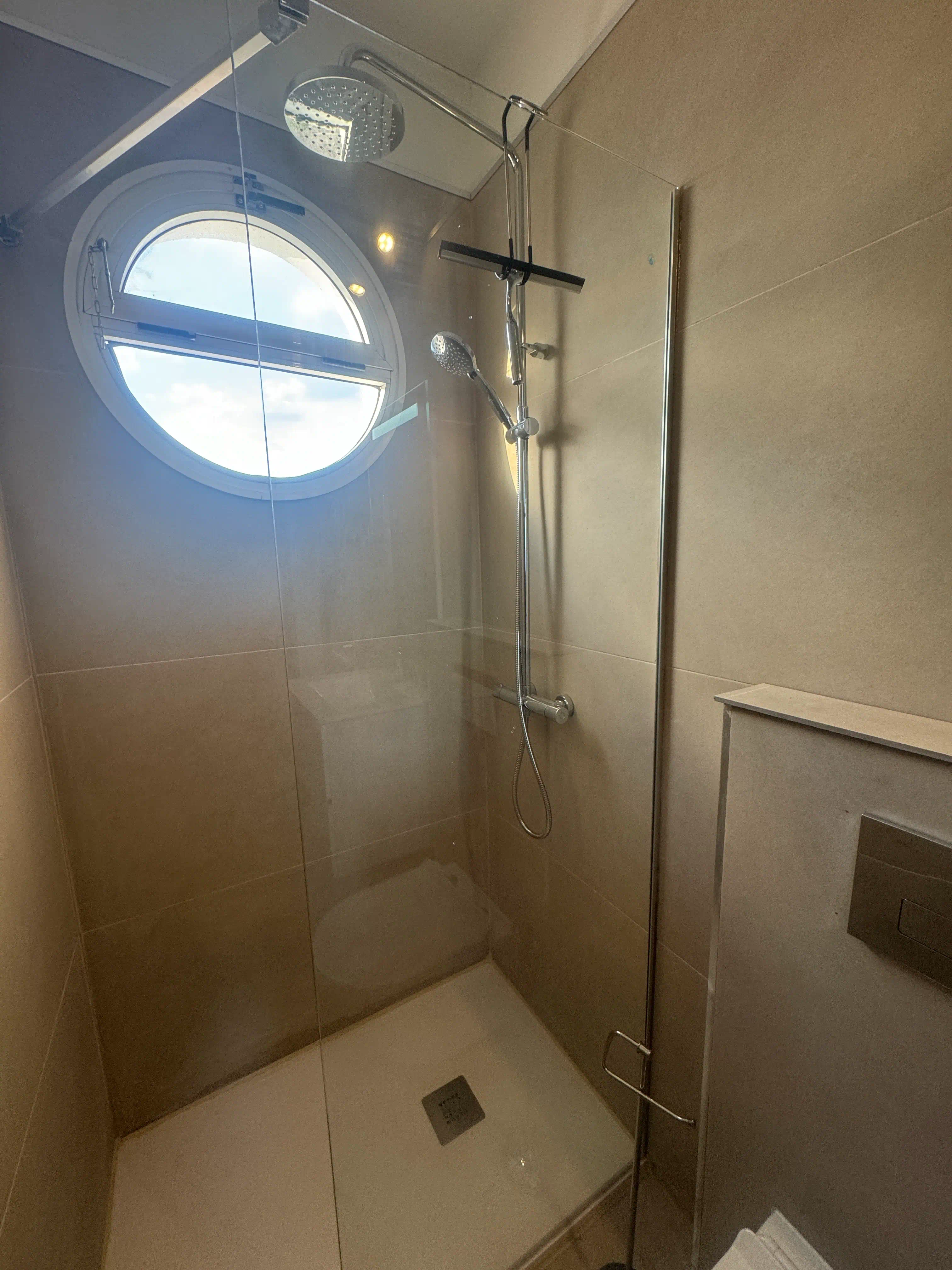 Ducha walk-in finalizada con mampara 80cm en San Diego