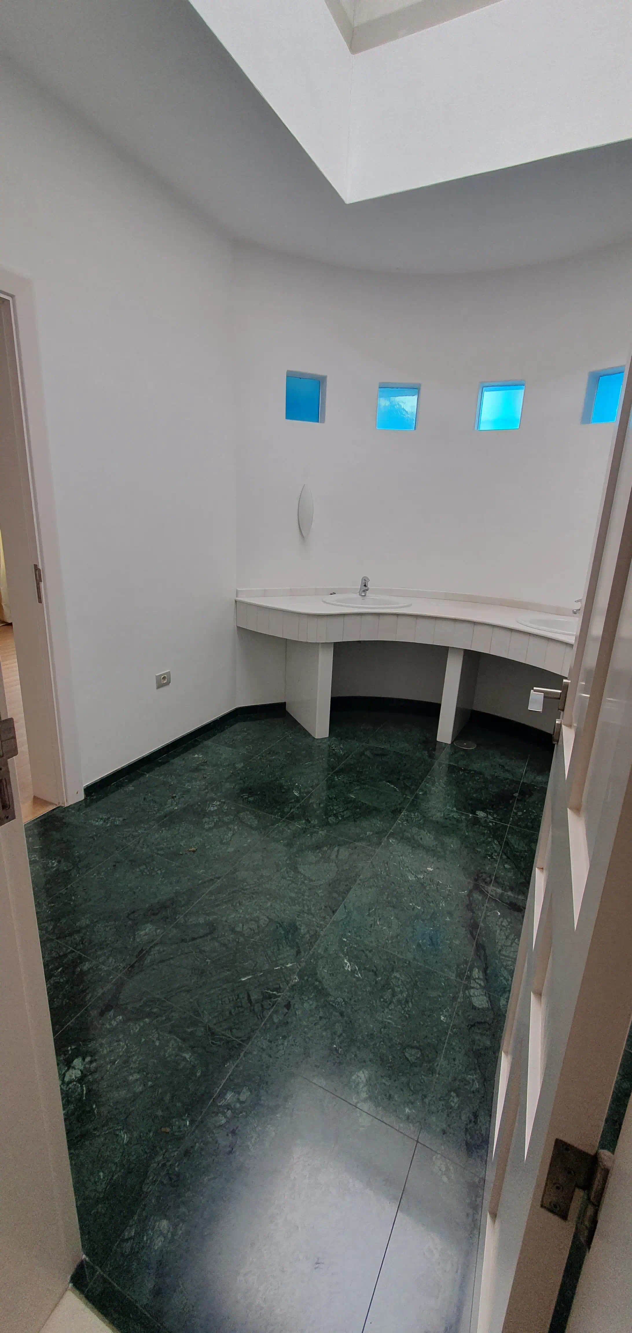 Estado original del baño de gran tamaño en la quinta de Guataparo antes de la reforma