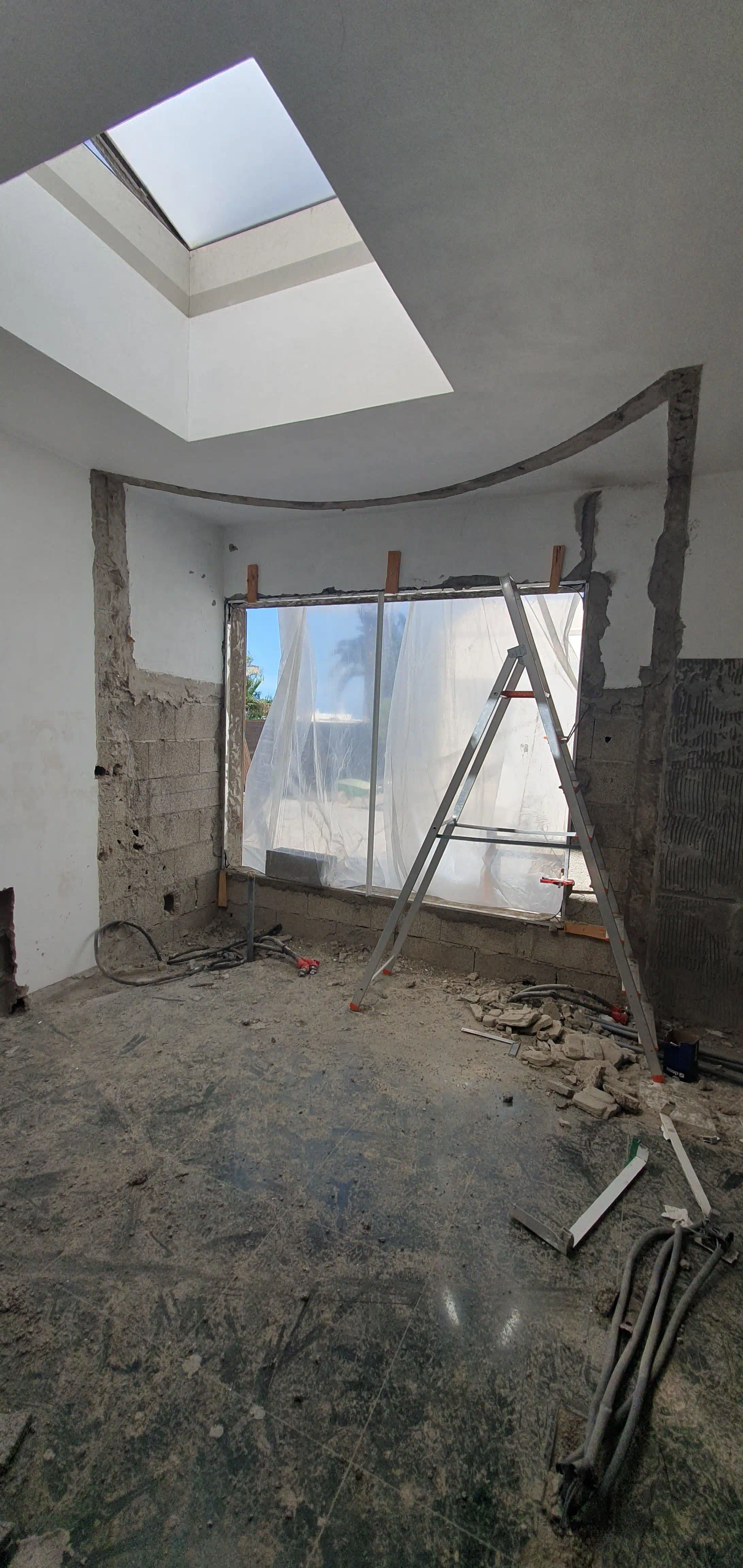 Demolición de pared exterior ciega en Guataparo