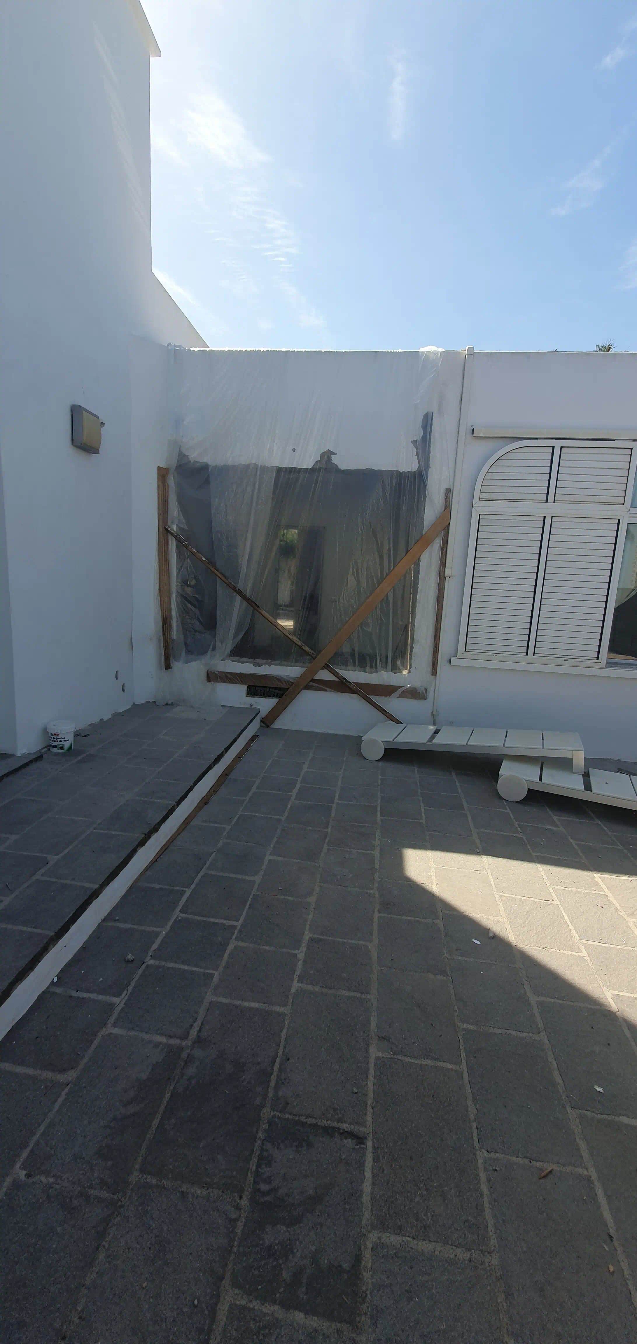 Ventanal panorámico de aluminio con rotura de puente térmico instalado en quinta de Guataparo