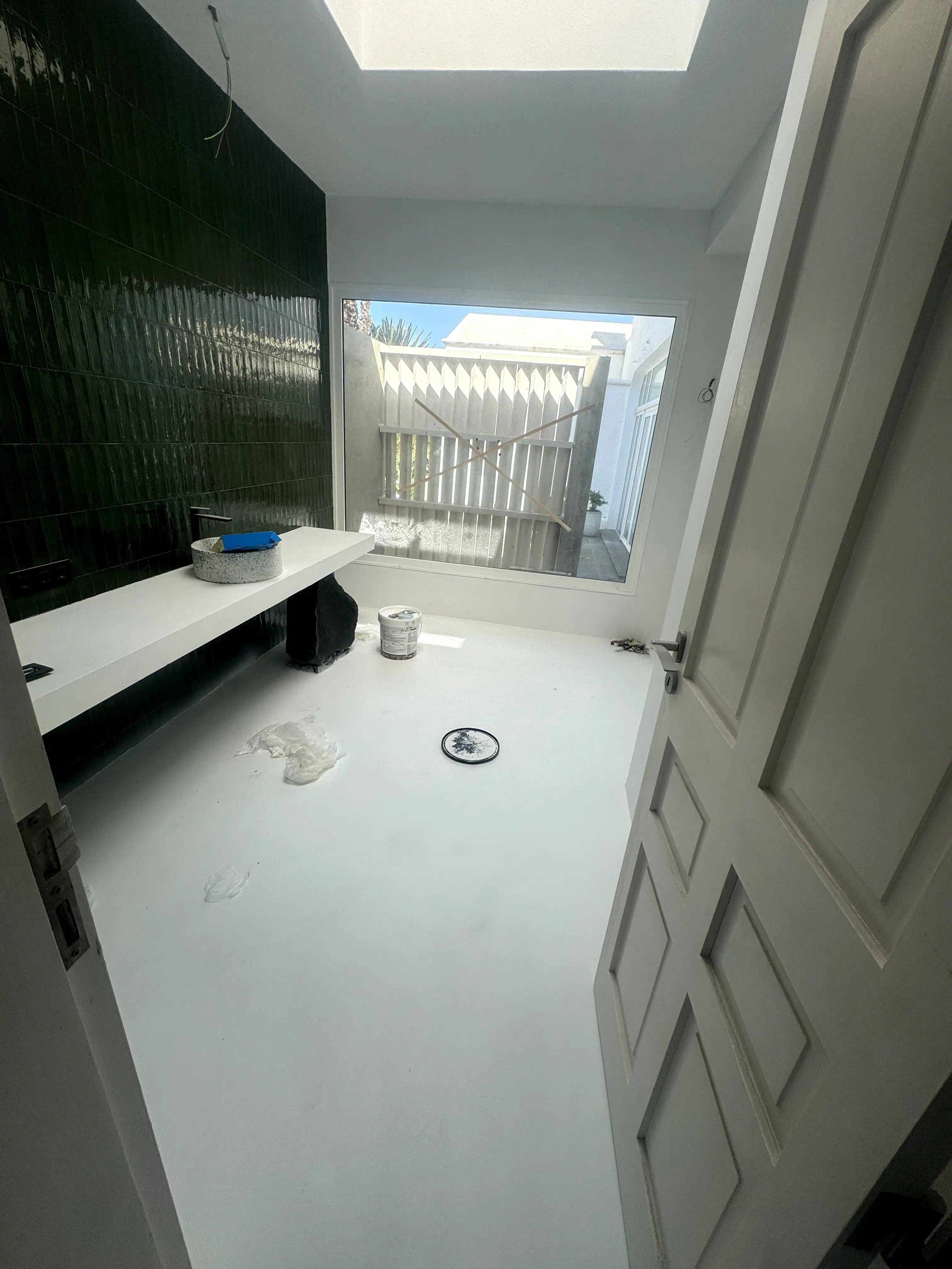Ventanal panorámico en baño finalizado de Guataparo